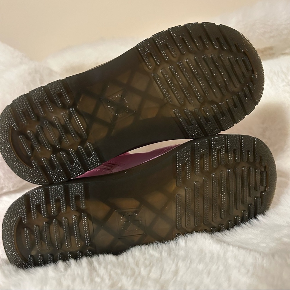 New with out tags/box Girls Dr martens - Picture 4 of 4